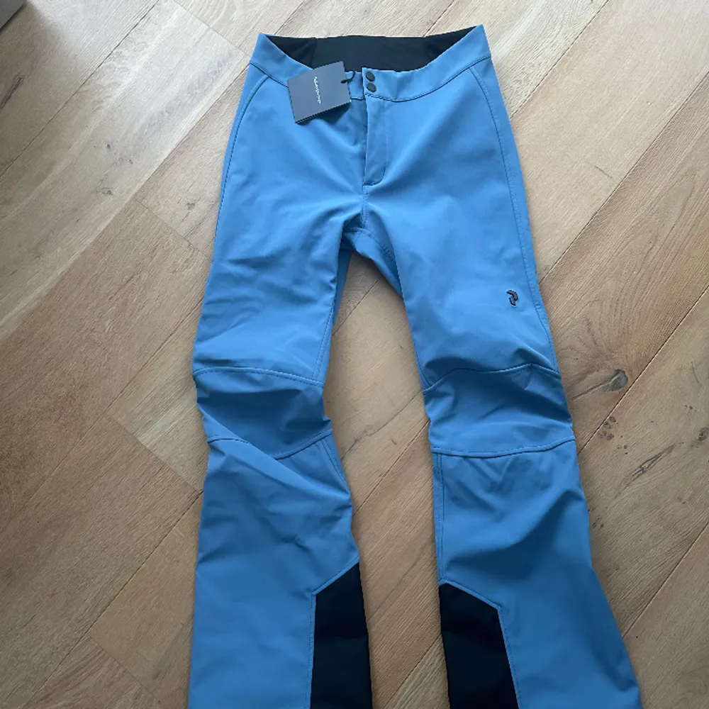 Blåa peak performance stretch pants som sitter väldigt fint! Helt nya med lappen på💞nypris 3000 kr, storlek M men passar mindre . Jeans & Byxor.