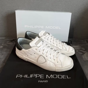 Philippe model - Riktigt feta philippe model skor, skicket får ni bedömma själva! Box och dustbag ingår. Passar 42,5-43,5. Skriv om ni har mer frågor eller bilder på defekterna!!