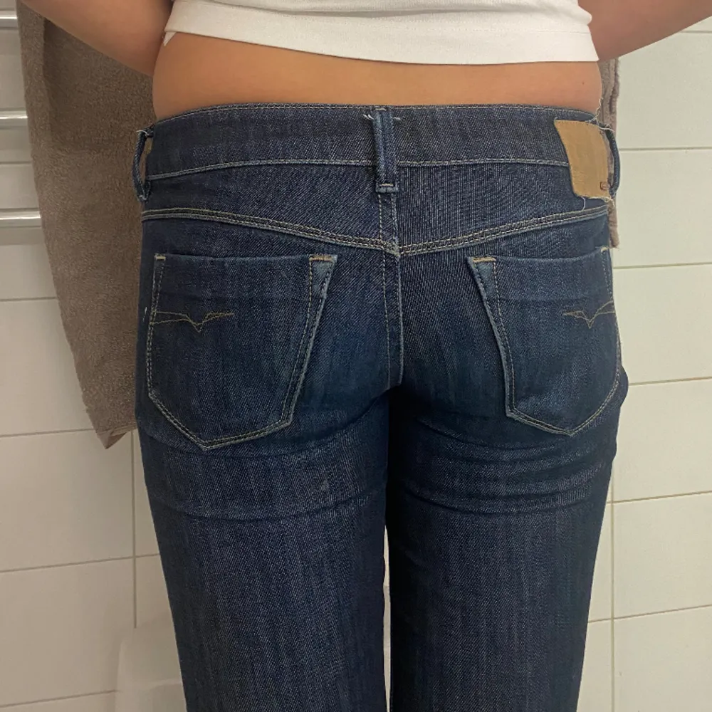 !!Nu säljer min kompis dessa as snygga diesel low waist jeans!! Passar henne perfekt, men det är inte hennes stil längre. Hon har klippt de där nere så om du vill ha bild kontakta mig!! Köptes för 1300kr och säljer för 530kr💓. Jeans & Byxor.