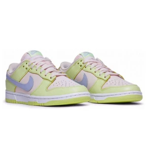 Nike Dunk - ’Lime ice’ nike dunks köpta från GOAT. Perfekt kondition och använda ett par gånger utan några creases eller märken på sig. Säljs från webbsidor för runt 2000kr. Perfekt passform för storlek 39.