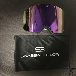 Skidglasögon (deep purple) - Säljer ett par skidglasögon, nypris 950kr, fint skick! Linsen är färgen deep purple från snabbabrillor.  Kan fraktas