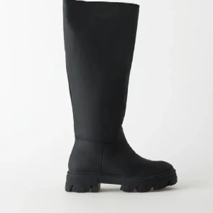 Ginatricot boots 37 - Har ett par super fina Ginatricot boots med storlek 37 men tycker dom va så stora så vill helst byta till 36or men finns de inte så säljer jag dom