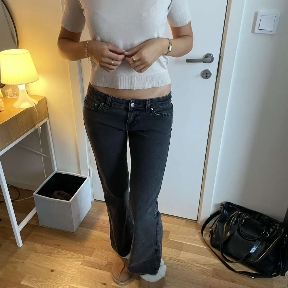 Trendiga lågmidjade jeans från gina tricot med så snygga fickor 🫶🏻 använd ca 2 ggr pga lite korta på mig som är 176 cm, tjejen på bilden är dock 173 cm. Skriv vid intresse!. Jeans & Byxor.