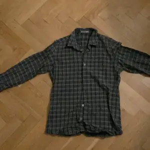 Säljer en J lindeberg skjorta som inte längre kommer till användning, fint skick. Priset är diskuterbart. Skick 7/10