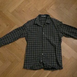 J Lindeberg skjorta - Säljer en J lindeberg skjorta som inte längre kommer till användning, fint skick. Priset är diskuterbart. Skick 7/10