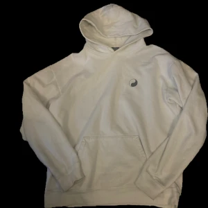 Stussy hoodie  - Tjena säljer en riktigt skön Stussy hoodie 110% äkta  Skick:10/10  Om du har några frågor eller funderingar är de bara att skriva till mig. Kan gå när i pris vid snabb affär.