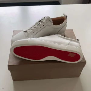 Christian Louboutin  - Christian Louboutin, Modell: Louis | Nypris: 6k Vårt pris: 2500 | Skick: 10/10 (Oanvända) | OG - Box, Påsar, extra snören, certifikat kort | Tveka inte på att höra av dig vid frågor eller funderingar. Priset är inte hugget i sten! Mvh ReNew Closet