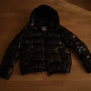 Moncler Maya Jacka  - Moncler Maya Jacka, skicket är som ny och bara använd under 1 månad. Storlek L/4