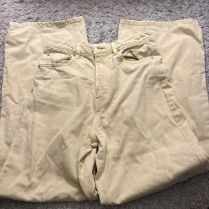 Vintage jeans  - Gula super fina vintage jeans! Knabbt andvänd. Super coolt. Pris kan diskuteras! 