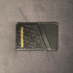 Ideal of Sweden kortficka - Säljer denna superfina ideal of Sweden kortfickan som är magnetisk och går att fästa på olika skal. Jättefin och i bra skick. Säljer även flera olika mobilskal som passar till💕 köpt för ca 299-349kr