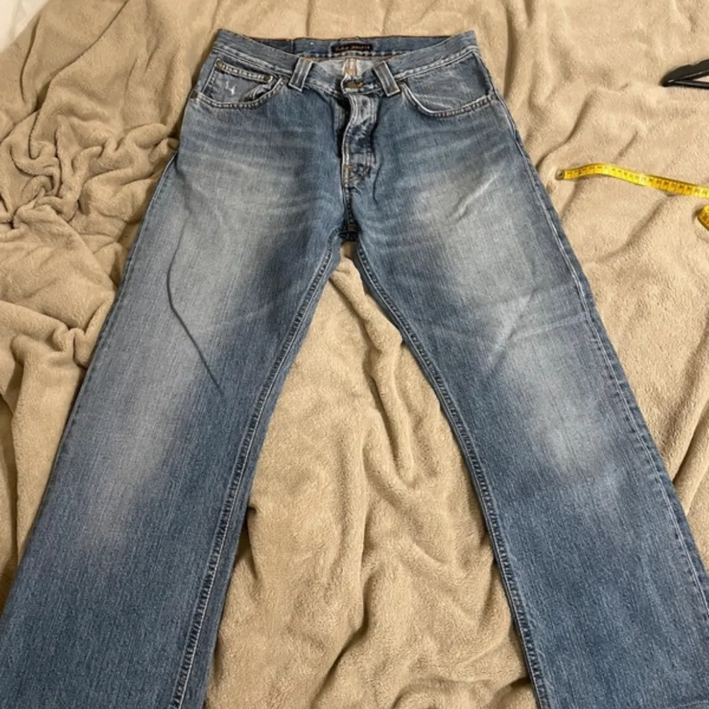 Hej! Säljer ett par feta Nudie jeans för ett billigt pris, inköpta för 1600kr och säljes för endast 339kr men kan gå ner lite  , modellen är average Joe och storleken är 32/32 men passar mindre . Jeans & Byxor.