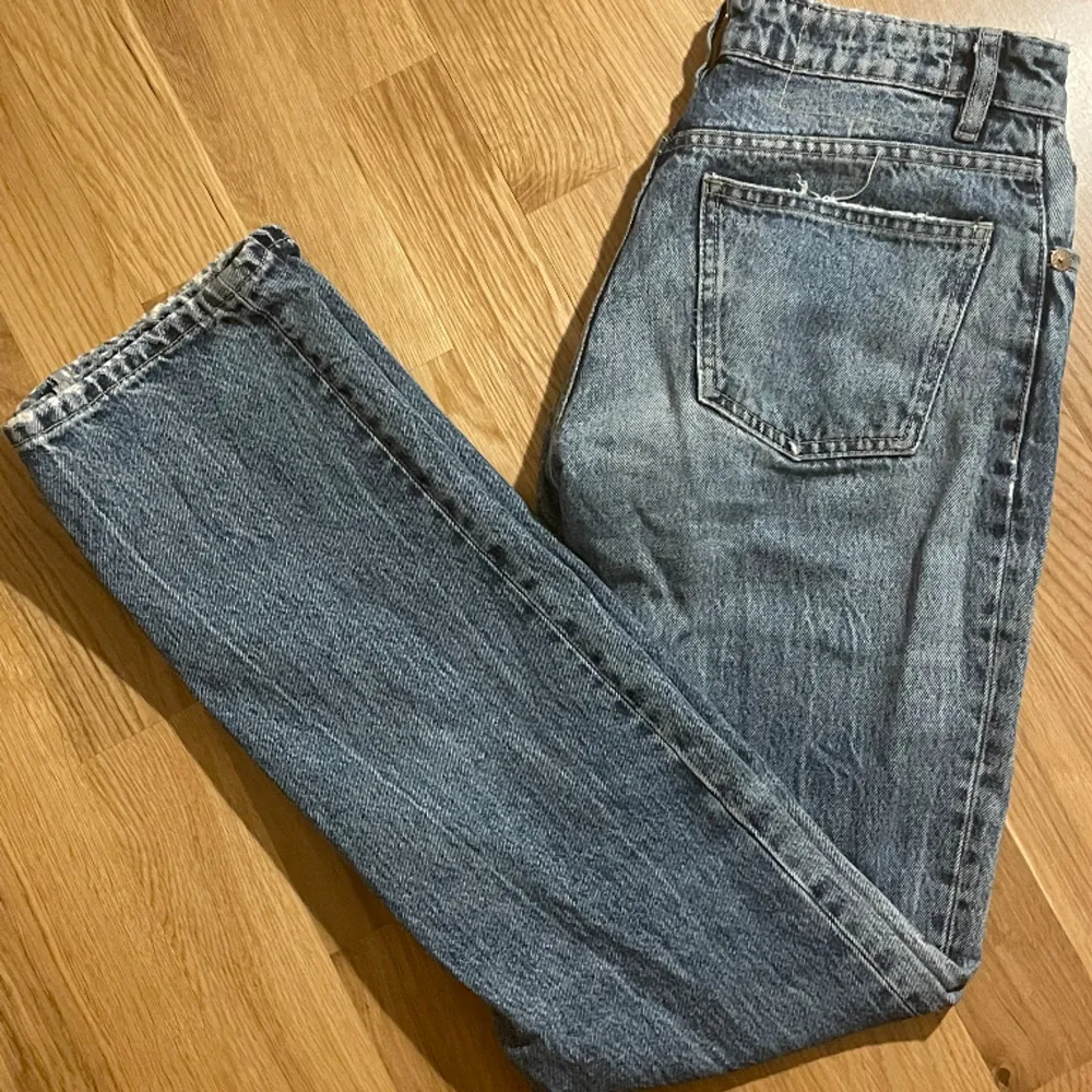 Fina jeans från Zara😊 Säljer pga att de är för små. . Jeans & Byxor.