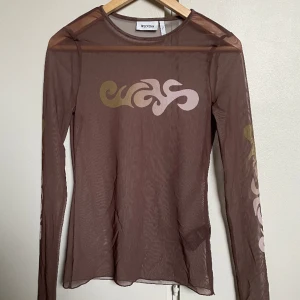 See-through tröja - See-through tröja med text och våg design på armarna 💞aldrig använd 