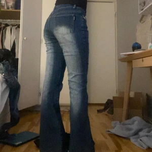 Bootcut jeans - Vintage bootcut jeans😻 Perfekt skick! Midjemåttet: 36 cm Innerbensmåttet: 83 cm Längd på hela: 104 cm Kolla gärna in mina andra annonser💕