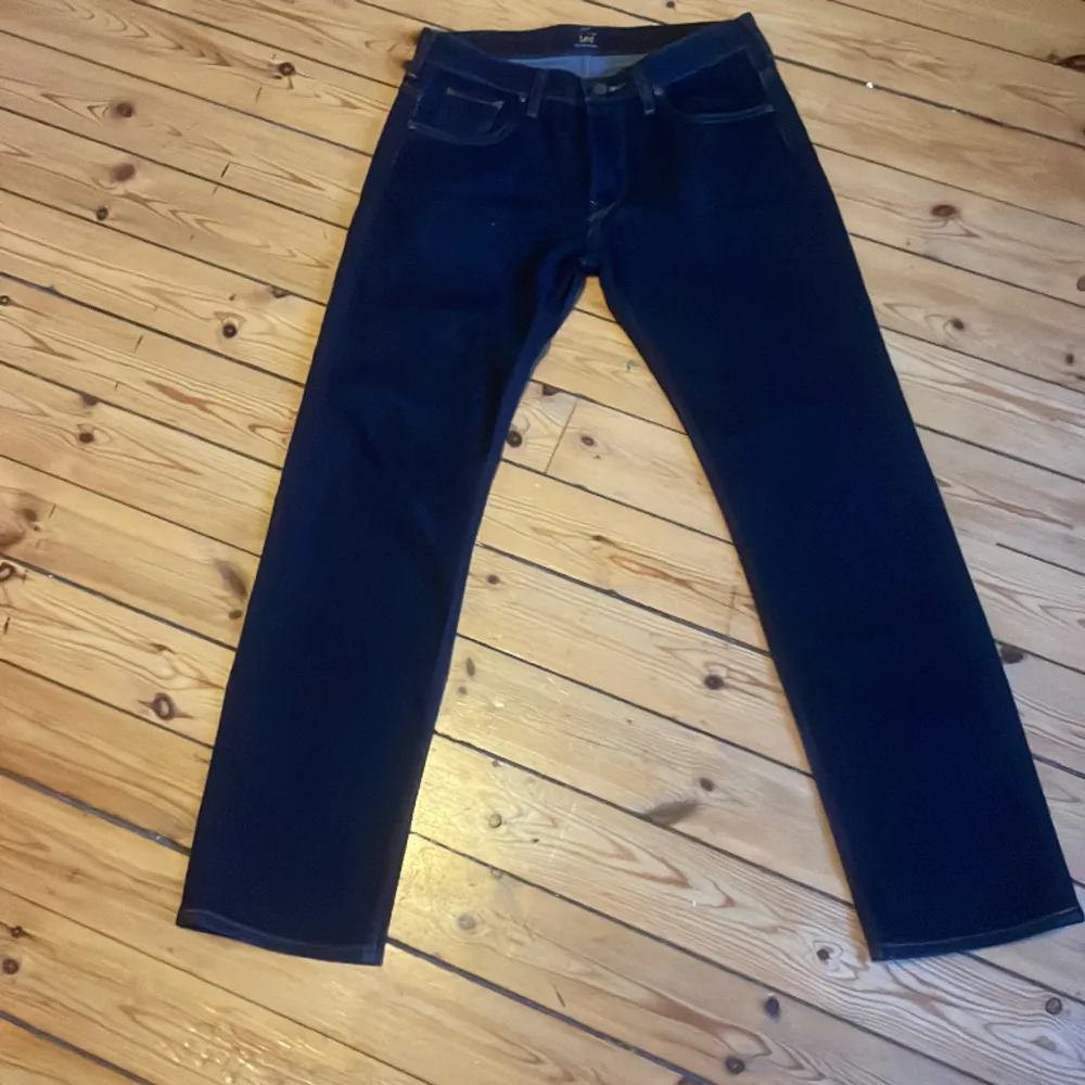 Ny utan prislapp. Storlek W30 L30. Lee Modell Powell. Marinblå. Unisex. Straight/Slim fit jeans.. Jeans & Byxor.