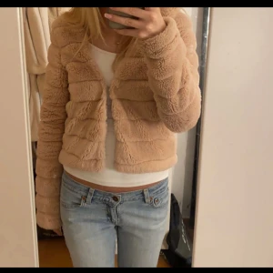 Fluffig kofta från Gina - Super söt rosa/biege fluffig kofta från Gina tricot!💕