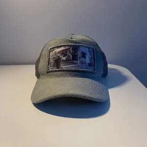 Emilio Pendenza keps - Säljer en Emilio Pendenza keps i färgen grå då den inte riktigt passar mig. Kepsen är i nyskick, endast använd ett fåtal gånger. Nypris 550 kr.