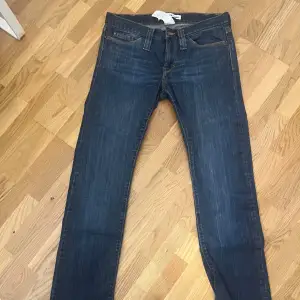 Jättefina jeans ifrån j.lindberg med coola fickor där bak. Säljer för dom ej kommer till användning. Midjemått:39 innerbenet:80