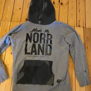 En grå Norrland Hoodie säljes i storlek M knappt använd i fint skick 