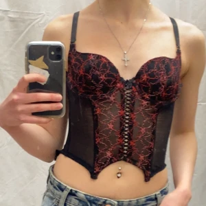 Svart/röd korsett - Sjuuuukt snygg korsett i röd och svart. Går att justera storleken i midjan! Skriv vid frågor eller om du vill ha fler bilder. Kan mötas i Stockholm och Uppsala. 