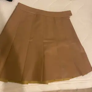 Brun kjol som användes några gånger. Den är så snygg på.
