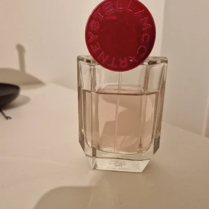  Stella McCartney parfym pop  - Säljer då den är för söt o ungdomlig för mig. Den är 50ml o mer en halva flaskan kvar. Dofttyp:blommig Toppnoter: Grön mandarin, Tomatblad, Violblad Hjärtnoter: Frangipane, Tuberose, Viol Basnoter: Musk, Sandel