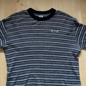 Polar tröja - Säljer nu min polar tröja eftersoom att den är för liten. Tröjan är i bra skick inga defekter. Bara att höra av sig vid funderingar. 