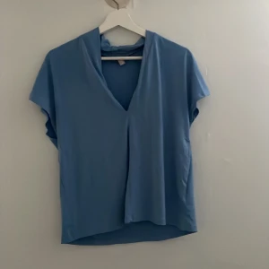 V ringad blå topp - Bra skick, oskadad, jätte fin och bekväm 