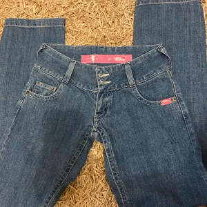 Low waist bootcut jeans Xs/ W 25- L 23 - Säljer mina favorit lowaist för endast 300kr, men 0kr om vi byter lowaist jeans mot en större storlek! Jag utbyter för lågmidjade jeans i strl S/M helst W 28/29 L 34 + (måtten diskuteras)!(Isåfall betalar du endast frakt). Vi diskuterar såklart mer❤️