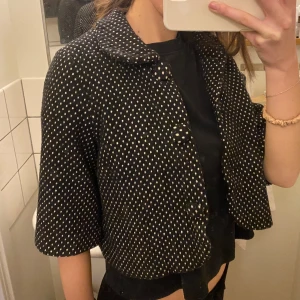 Trekvartsärmad jacka - Trekvartsärmad jacka / bolero, perfekt till våren ! Går även att ha som snygg topp till fest eller middag! Pris kan diskuteras🤗