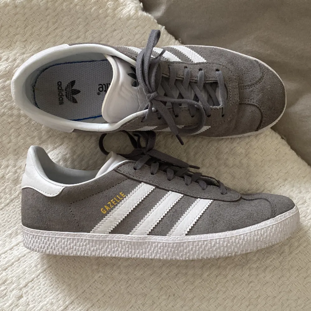 Gråa adidas original i storlek 38 2/3, passar mig som har storlek 38 - 38.5. Endast använda en gång så nyskick. Skor.