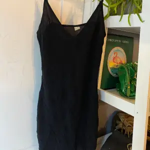 Super användbar basic svart klänning! Formar fint💋
