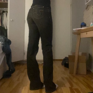 Jeans med snygga fickor - Midwaist bootcut jeans med sjukt snygga fickor😻 Midjemåttet: 36 cm rakt över Innerbensmåttet: 87 cm Längd på hela: 108 cm  