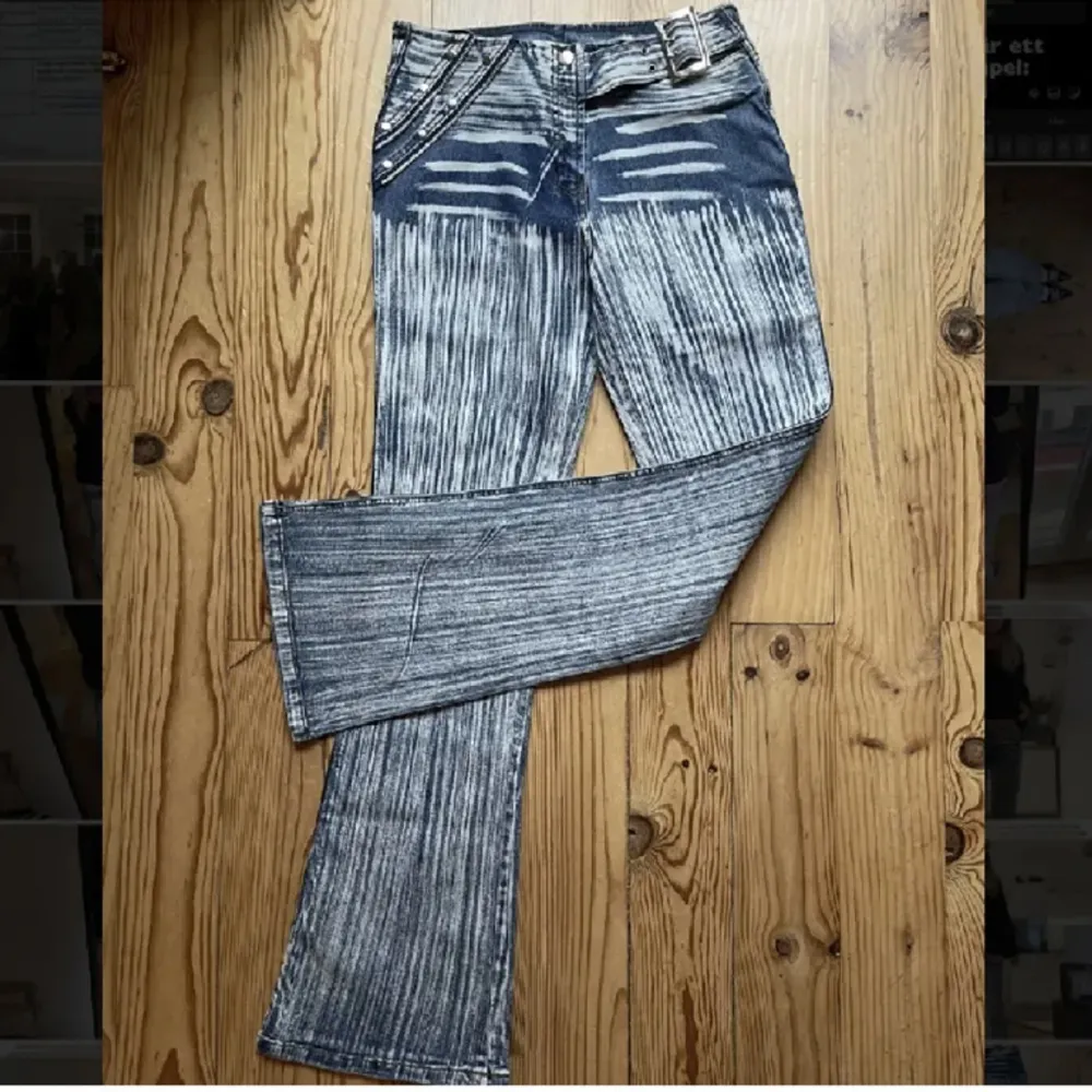 Intresse koll på min sjukt coola och unika jeans! Köpte här på Plick och säljer då dom tyvärr inte riktigt passade mig💘 skriv privat och ge prisförslag!  . Jeans & Byxor.
