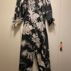 Byxdress /Jumpsuit  Anna Glover för HM - Byxdress i linmix från HM  Använd endast en gång på semester 