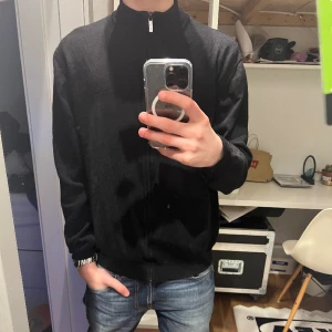 Fullzip från sand - En stilren fullzip från sand i väldigt bra skick 9/10 Skön passform och passar bra med tex skjorta under