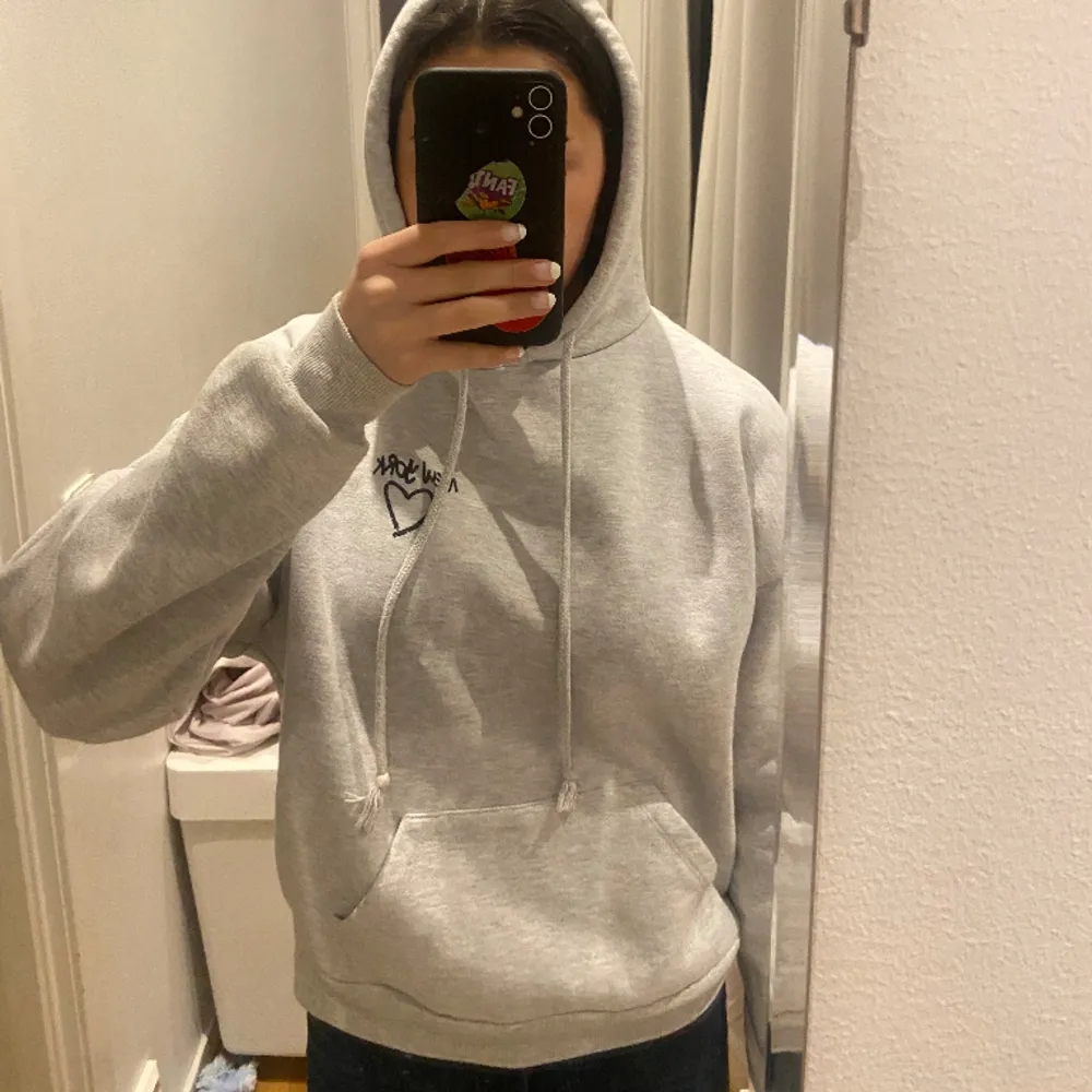 Säljer denna hoodie jag köpte i London i höstas då den inte kommer till användning. Påminner om Je m’en amour hoodien från Gina. Nypris: 700kr. Hoodies.