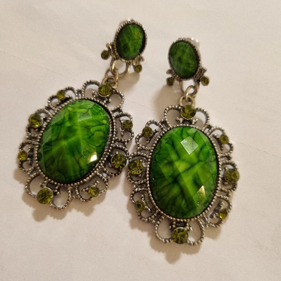 Gröna örhängen med stenar