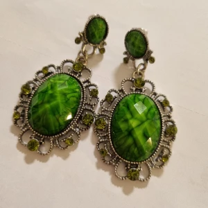 Gröna örhängen med stenar  - Örhängen med gröna stenar 