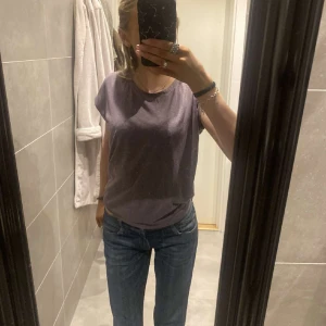 T-shirt  - Lila t-shirt som både passar till träning och till vardags. Väldigt sparsamt använd så fint skick. Skriv om du undrar något :) 