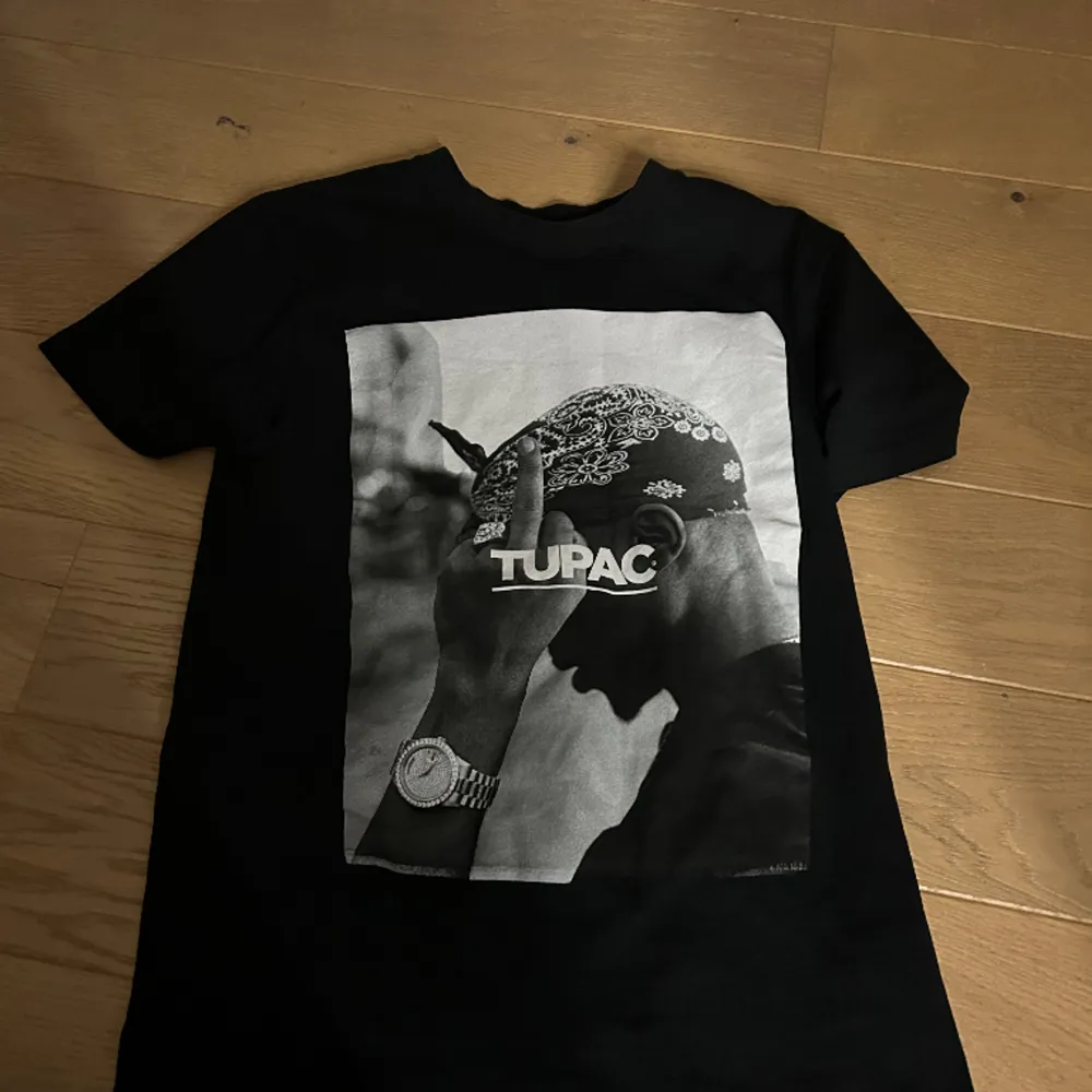Svart T-shirt med tupac tryck💋. T-shirts.