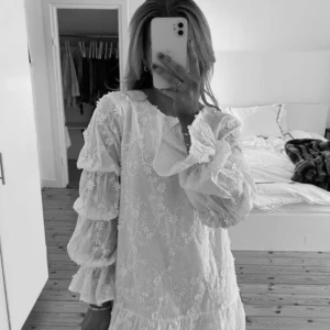 Vit NAKD klänning - Säljer denna populära slutsålda klänning från NAKD då jag köpte hem en för mycket. Perfekt inför studenten😍 lapp finns kvar! bud på 1000kr, avslutas 14/2 kl 20🩷 (2 första bilder lånade)