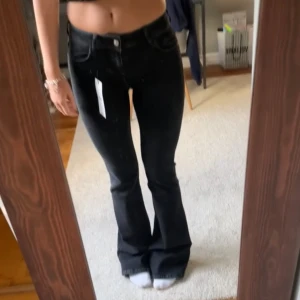 Zara jeans lowrise bootcut  - Lågmidjade bootcut jeans från zara, knappt använda💕💕