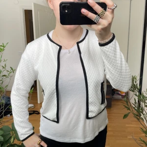 Kofta  - Säljer denna kofta så fin 🙏🏼😇