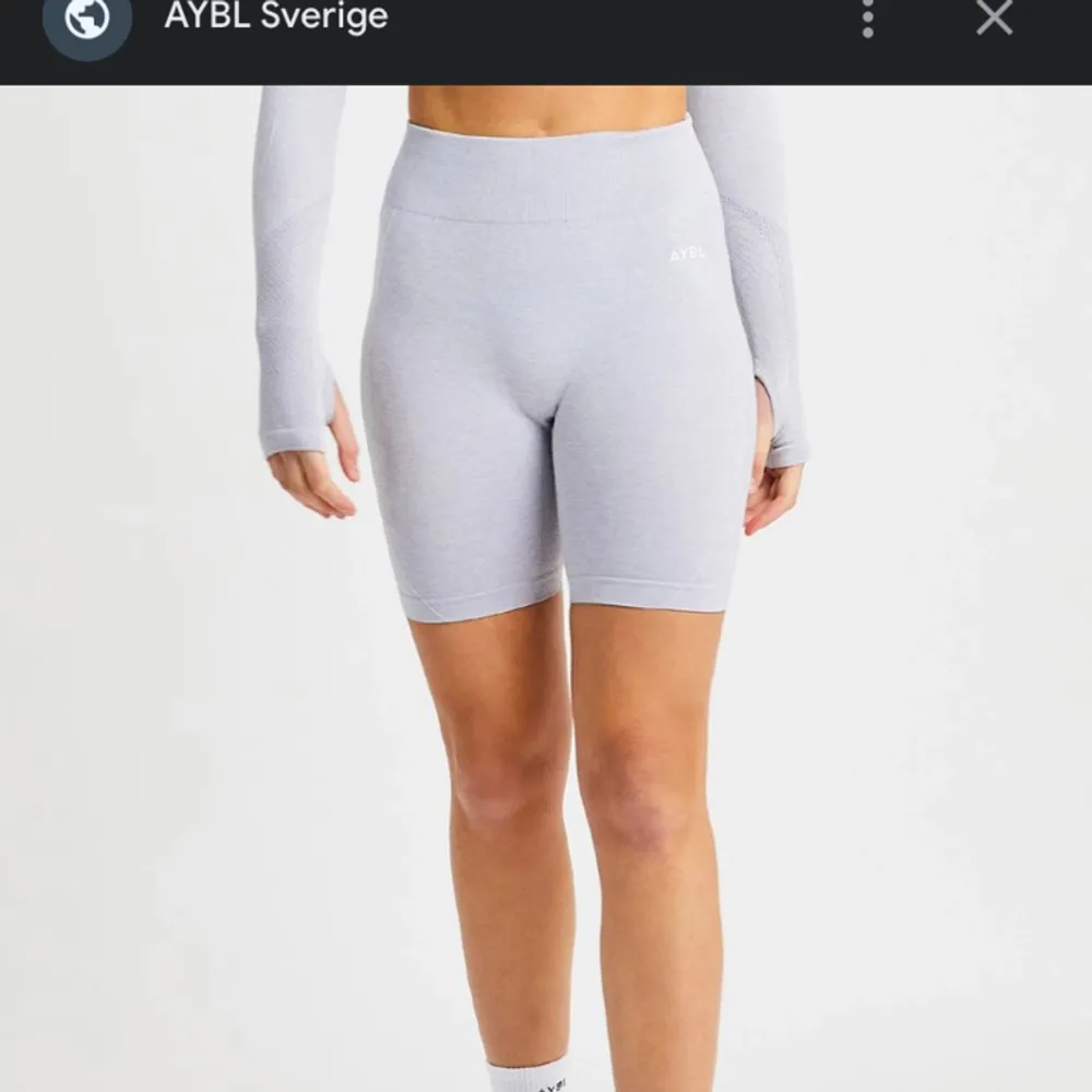 Hej! Säljer dessa nya gråa shorts från AYBL! Dem formar rumpan snyggt och sitter skönt i midjan.  Endast använda 1 gång så dem är i nyskick. Storlek M Säljer för 110kr+ frakt . Shorts.