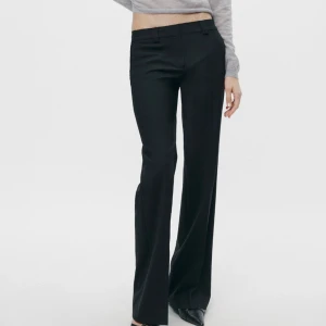 Kostymbyxor zara - Låga kostymbyxor från zara ordinarie pris 699. Tyget är ett tunt matrial och linningen lite fransig (som de ska vara om man kollar nära på bilden). Helt oanvända! Säljer både M och L. Aningen mindre i storleke, M kan passa S och L är närmare M.