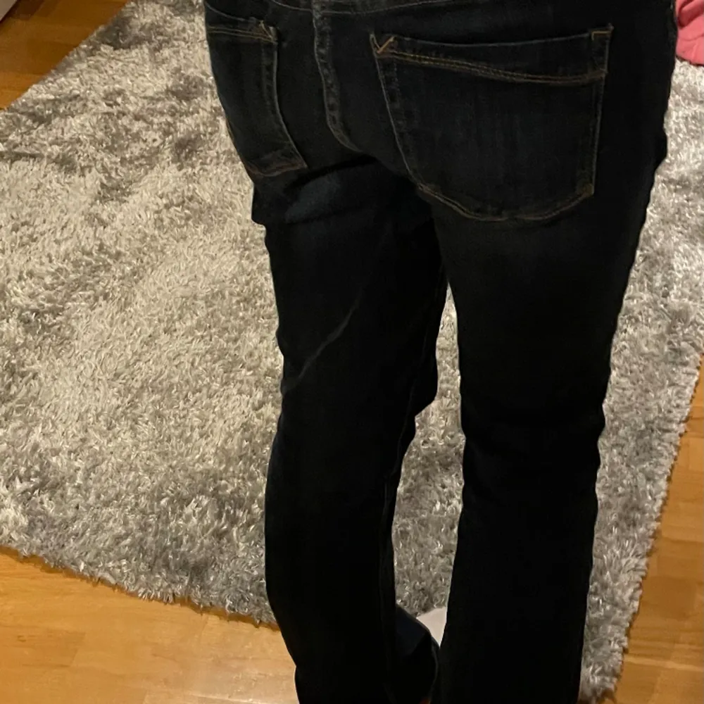 Säljer dessa supersnygga mörkblå bootcut low waist jeansen! De är tyvärr för stora för mig i midjan.  Ytterbenslängd är ca 102cm och midja är ca 45cm🫶. Jeans & Byxor.