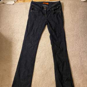 Mötkblåa bootcut jeans. Små i storleken passar 36/34💗skriv för frågor 