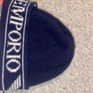 Äkta Armani mössa - Lite nopprig äkta Armani mössa, bra för vintern. Vill bli av med den så säljer billigt 