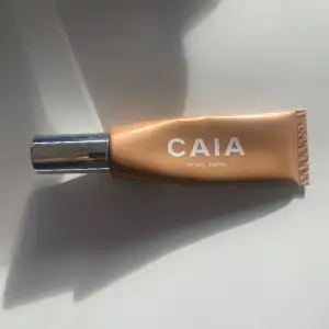 Säljer en highlighter från Caia i färgen pearl swirl, ca 50% kvar. 